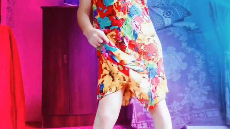 Kitty_Cross: L'adorabile effeminato che tiene il cappello mentre i capelli soffiano...