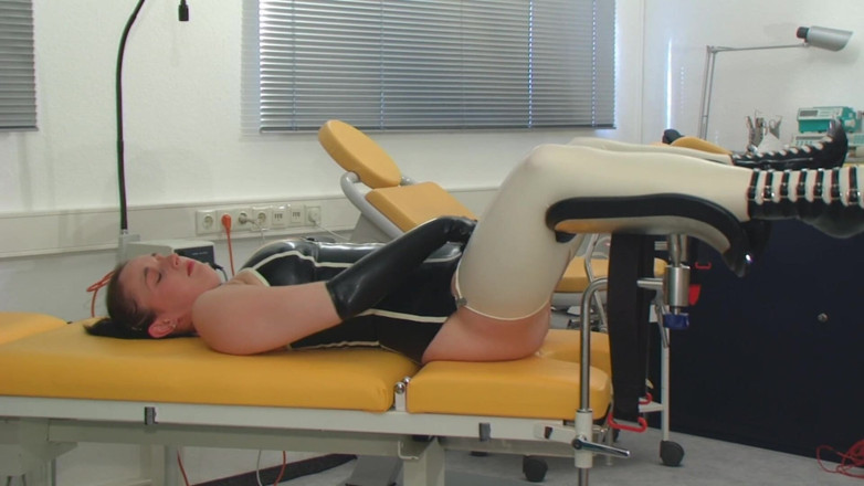 Rubber & Clinic Studio - 1ATOYS: Jogos anais lésbicos em látex pervertido