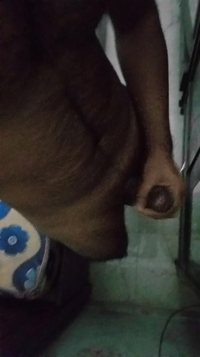 Raaz26d: Desi Muskularny chłopiec naoliwiony jego kutas i masturbuje się przed...