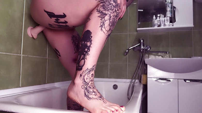 Tattoo Slutwife: Nhanh lên để vào bồn tắm của tôi