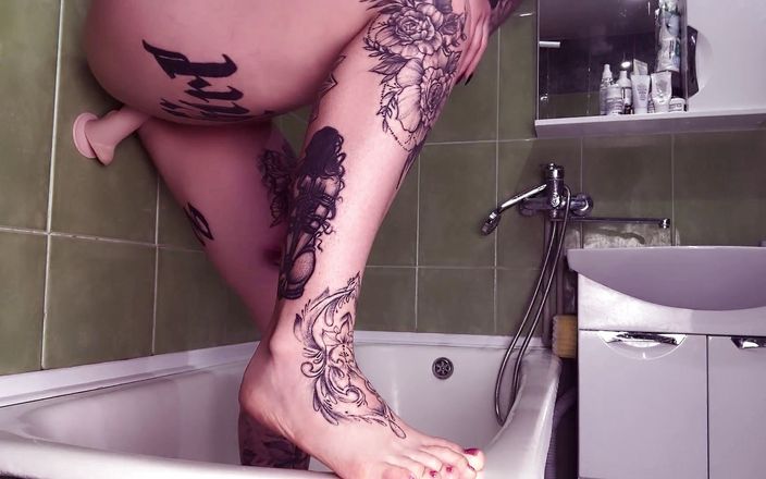 Tattoo Slutwife: Dépêche-toi d&amp;#039;entrer dans mon bain