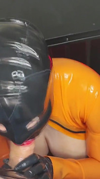 Pipe en masque en latex et combinaison - éjaculation sur les seins