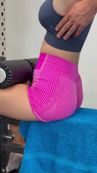 Naomi Pink recebe atenção especial de seu treinador de academia