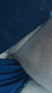 Aniden mayomu kenara çekiyor ve beni havuzda sikiyor