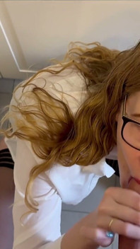 Schlampe Im Büro Abgegriffen Und Zu Blowjob Überredet! Volle Ladung Auf Die Büro Schlampe!