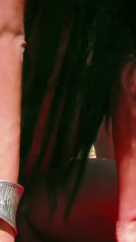 Belleza morena tatuada está montando la polla de su novio