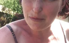 हताश milf(चोदने लायक मम्मी) अपने अनदेखे बगीचे में देखने का बिंदु वाला पेशाब करने के लिए बाहर जाती है