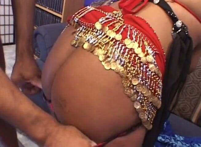 Indian Heat: 丰满的大屁股印度荡妇被黑人狠操