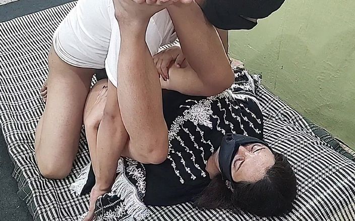 Gullnazkhan: Yenge azgın kayınbiraderi mastürbasyon yaparken yakalandı, net Hintçe ses