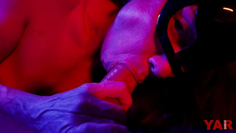 YARzabello: Avsugning vuxen suger kuk i neonljus sperma i munnen