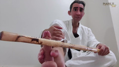 Manlyfoot: 是的，Sensei！- 黑带武术教练用他的臭脚教学生一堂硬课