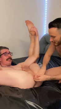 Scrappy Brett Flip se cu pumnul
