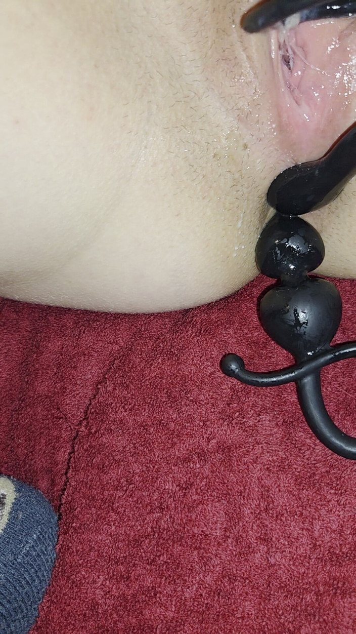 Ana Liz: Ana Liz начиняет свое голодное очко и растягивает свою тугую киску пальцами и кончает один за другим.