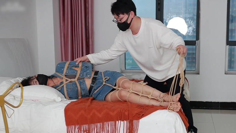 Asian bondage: Lanové pouta bosé přítelkyně