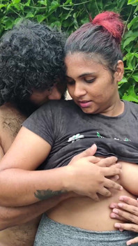 En la terraza, romance con lluvia, chupar tetas y prensar las tetas