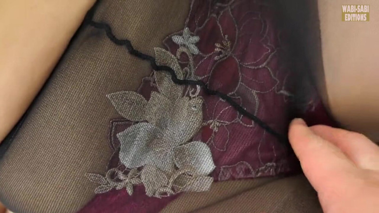 Wabi-Sabi Editions: Külotlu çorap ısısı. Olgun evli kadının bacakları yasak arzuyla fısıldar. Bölüm 2