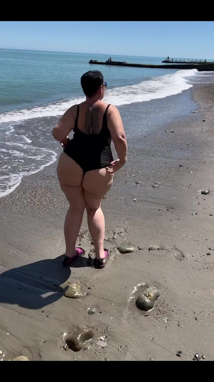 KarmenMilf: Mergând pe lângă plajă