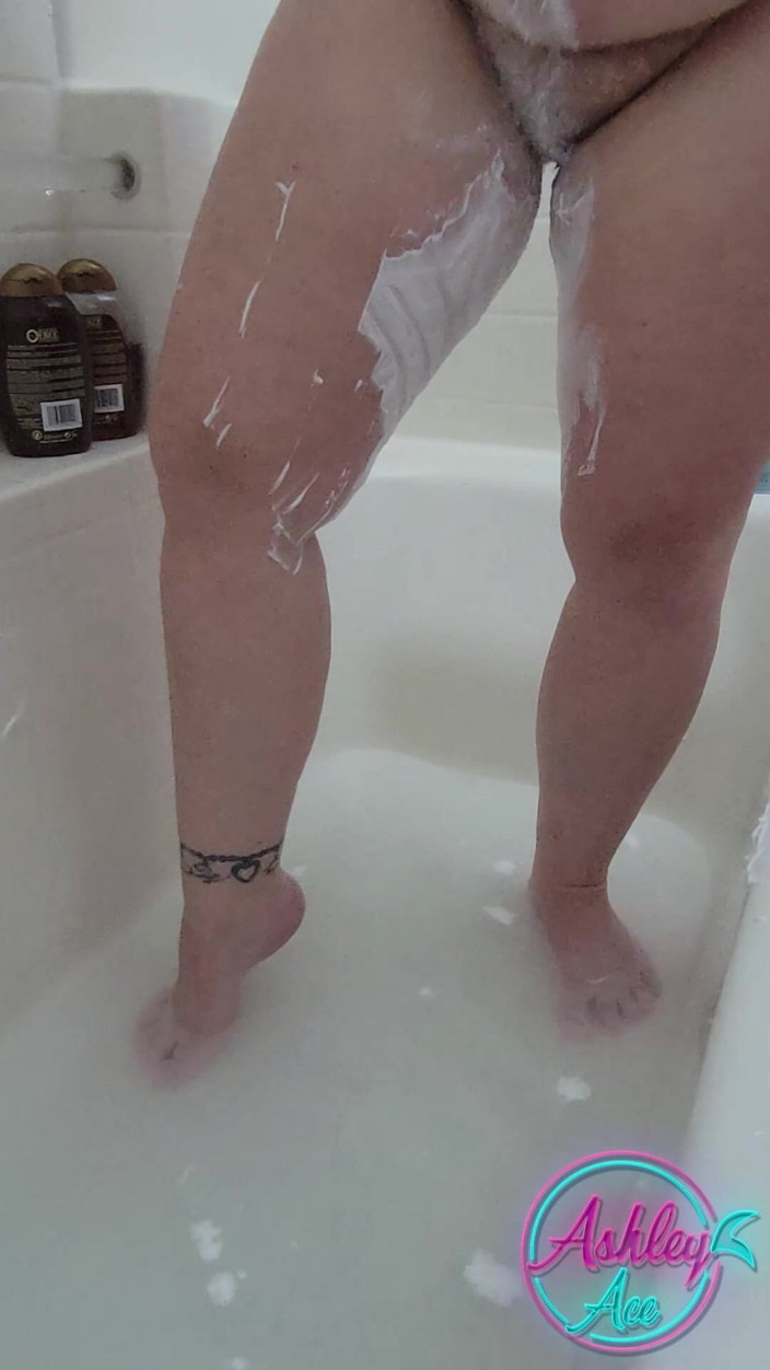 AshleyAce69: Ashley Ace si holí nohy - listopad bez holení 2023