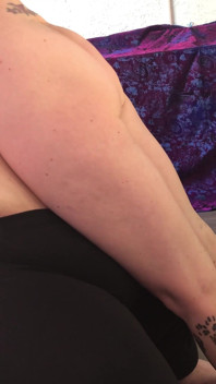 Sexy holka se nemůže dočkat, až si otře její šťavnatou kundičku na masivní břicho tlustého muže!