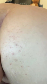 Shygirlfromeurope usa la sua macchina del sesso in profondità nella sua figa stretta bagnata e cremiosa