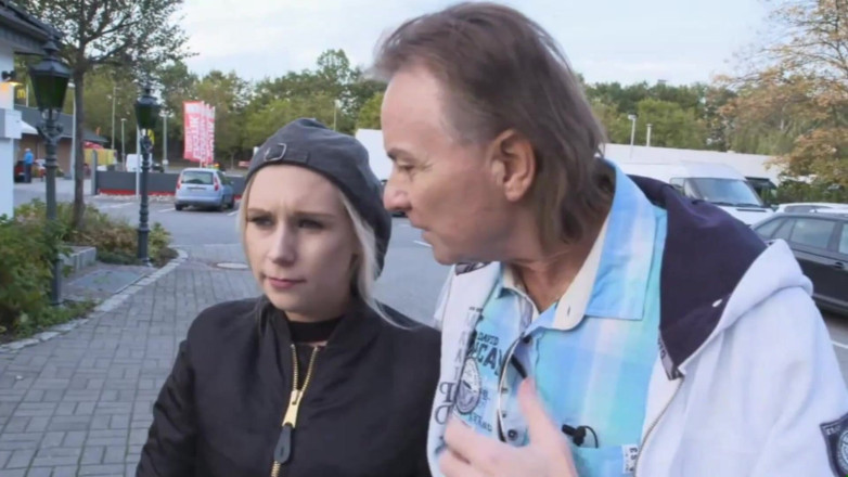 Deutschland porn: セクシーなブロンド素敵な体が積によって彼女のstepfather's Friend with Hard Cock
