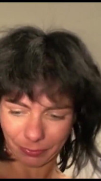 Une MILF tatouée très sexy se fait baiser par la chatte, percer une bite... Éjaculation dans la bouche