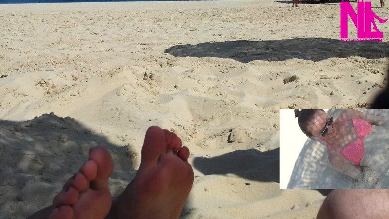 Nyllady: Ich werde am strand auf meinen füßen gekitzelt