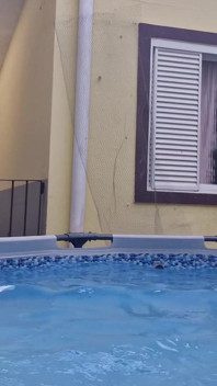 Vecina ta curvă se expune în piscină