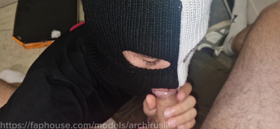 ArchiRusik: Tipul care livrează pizza îmi mănâncă sperma la ușă și este șocant și nou și...