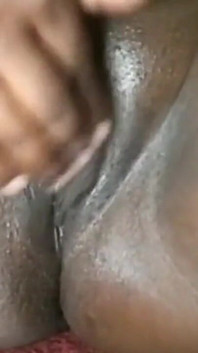 Fille noire, bouffage de chatte et éjaculation
