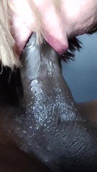 Tapette amateur maison - pipe avec éjaculation dans la bouche 2