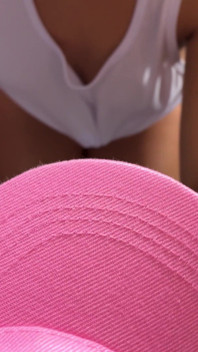 两个拉丁裔女性用大量油帮我手淫