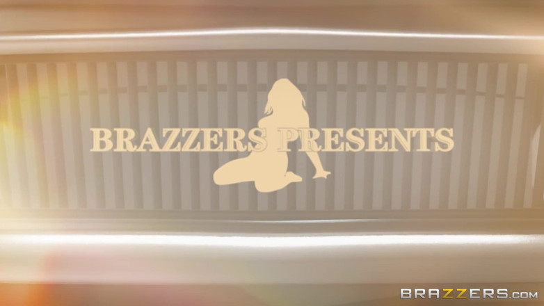 BRAZZERS: Brazzers - angel Wicky si tira sopra e mostra il figliastro...