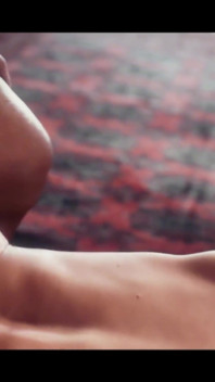 Şehvetli anal üçlü seks ve ateşli lezbiyenler orta yaşlı seksi kadınlarla romantik seks