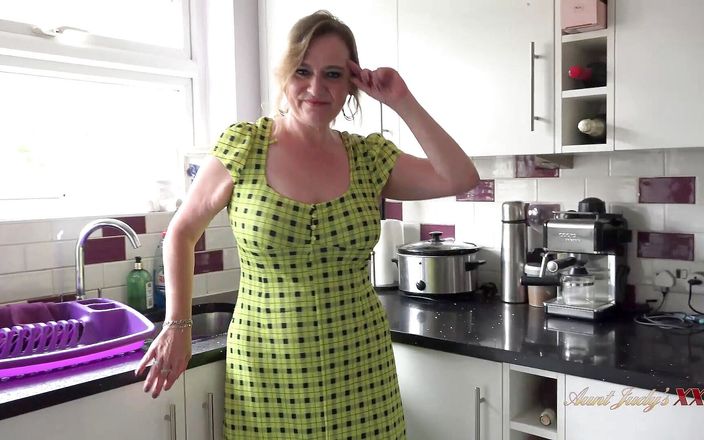 Aunt Judy&#039;s XXX: 46-річна грудаста мамка домогосподарка Нел - кухня, відео від першої особи, смоктати і трахатися