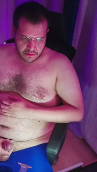 Un ours gay propre fume sur son bureau pendant que je travaille à domicile