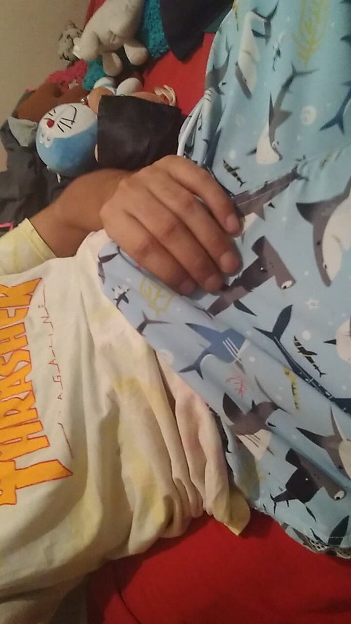 AlexAlejandro13: Raak me over mijn kleren aan