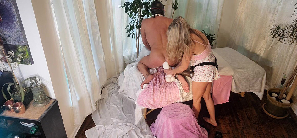 Peggingprincess: Вона змушує його кататися на її гігантському ділдо