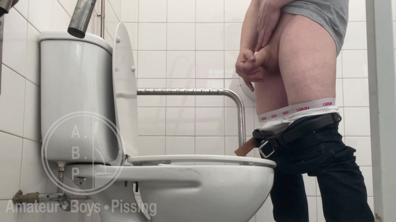 AmateurBoysPissing: W szpitalnych toaletach facet wkurza się do kubka na próbkę...
