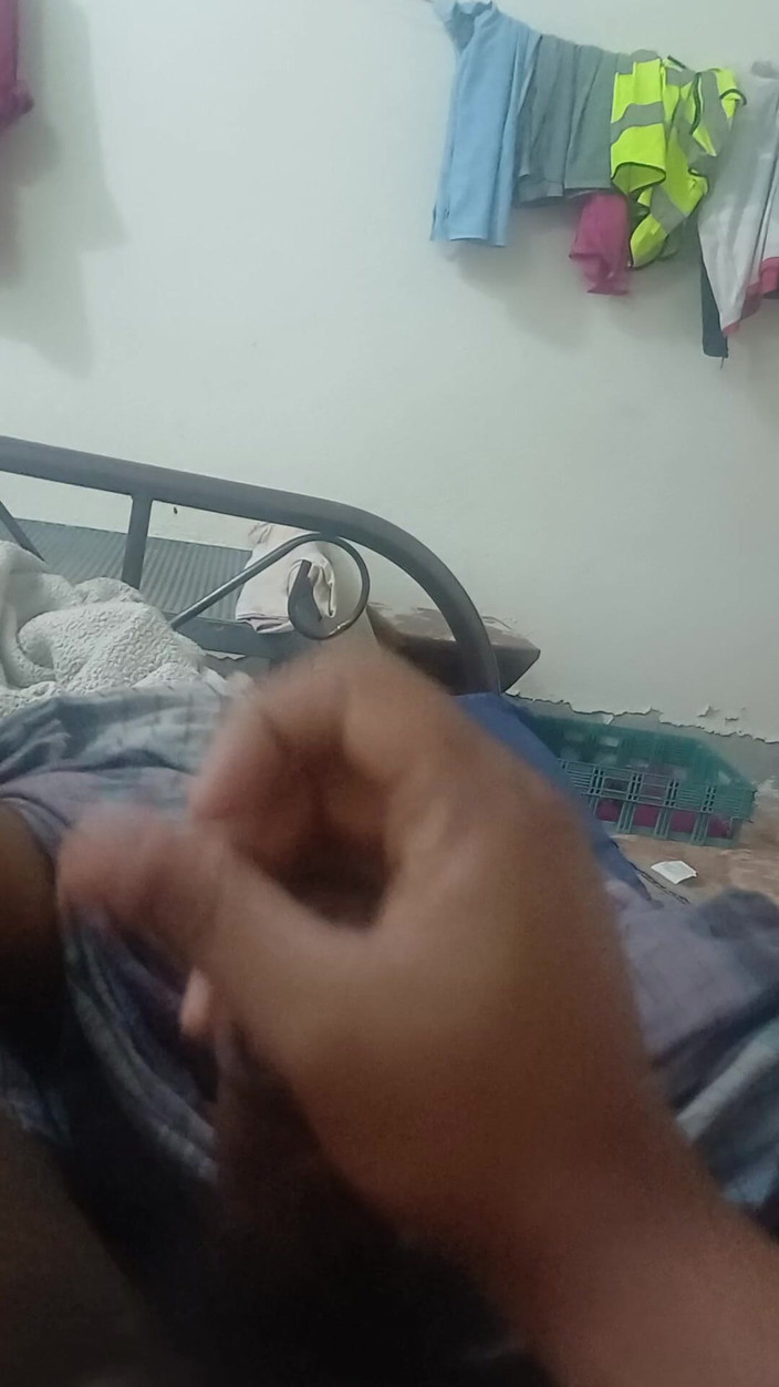 5 Large: Cowok Bangladesi Musterbate di kamar tidurnya.