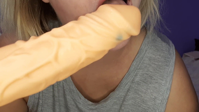 LizAngel: Une fille juteuse suce un gros gode et fume