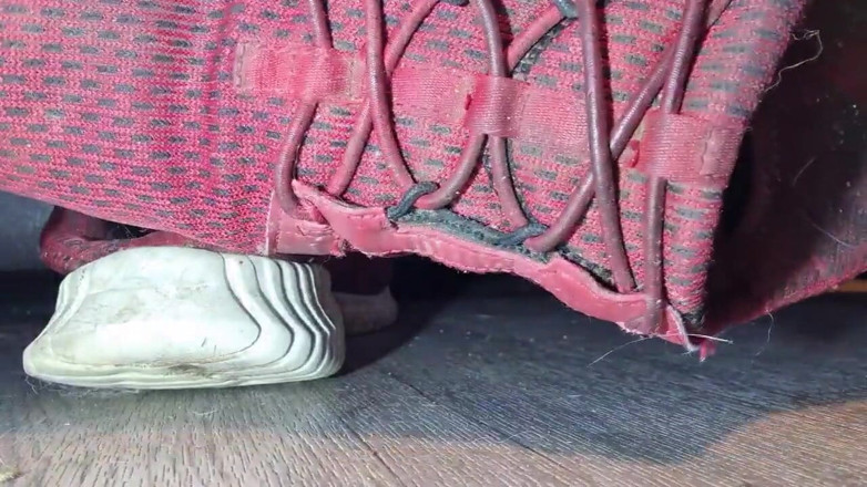 Simp to my ebony feet: meus velhos treinadores imundos