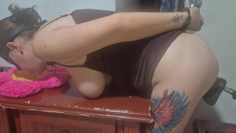 Submissive Susanna: Paku Di Payudara