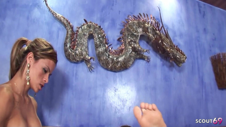 Shemale TS Collection: 热辣熟女在与金发人妖玩肛交三人行时被穿戴式假阳具性交