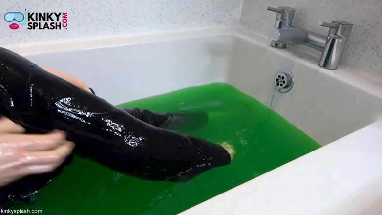 UKCuteGirl Lucy Lauren: Sega e slime in bagno
