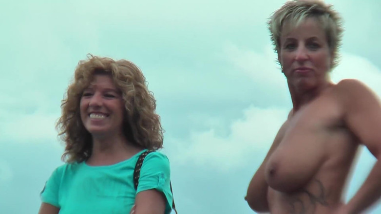 Lesbian Stories: Peitudas milfs estão dando prazer às suas bocetas molhadas