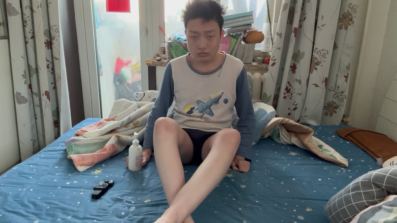 Footme: 18 років, 164 см маленький хлопчик у формі M, розкриті ноги, мастурбація (52 кг/36 розмірів ніжних стоп)