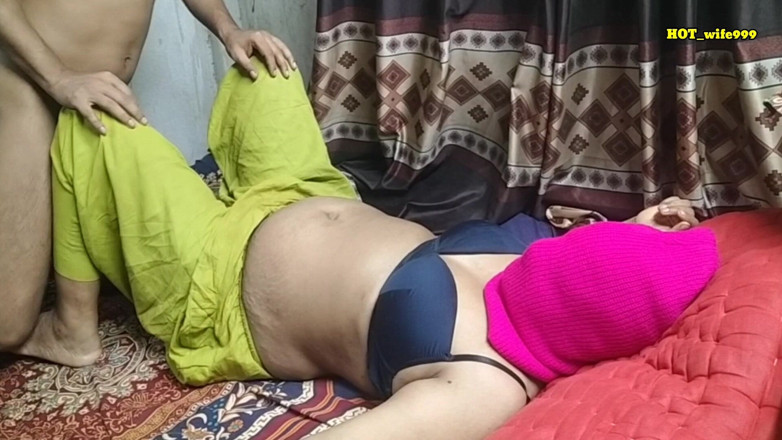 Hot_wife999: Une villageoise indienne mariée dans la chambre pour la première...