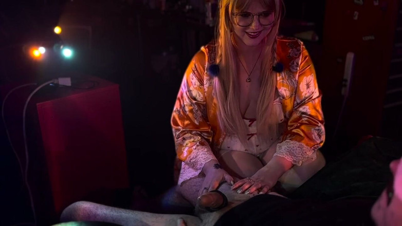 Shawna Panofka: 继阿姨偷偷地在他身上自慰，然后让他射了两次