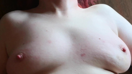 Bouncy Tits Action: Dotkněte se a mačkejte moje prsa do cesty
